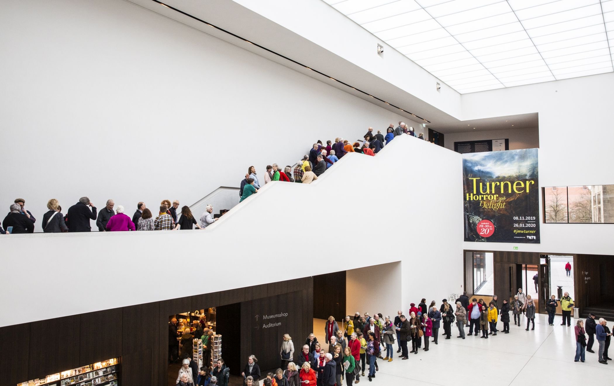 Vor dem Museum bildeten sich zeitweise lange Schlangen mit Wartezeiten von bis zu zwei Stunden. Foto: LWL/Hanna Neander