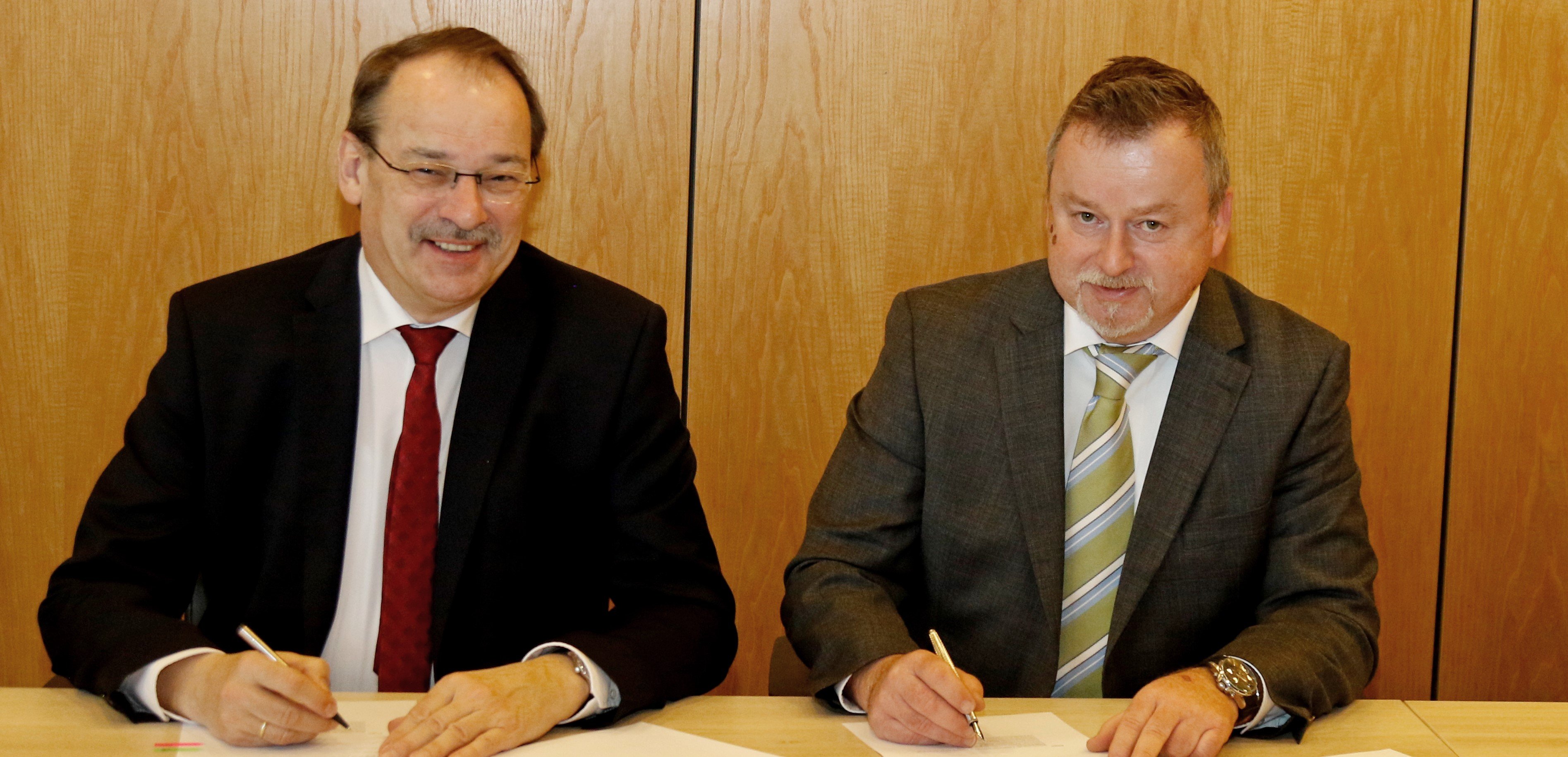 Landrat Thomas Gemke und Peter Kroppen, Leiter des Infrastrukturvertriebs Telekom Deutschland GmbH setzen mit ihrer Vertragsunterschrift einen Meilenstein beim Breitbandausbau im Märkischen Kreis. Foto: Ulla Erkens/Märkischer Kreis