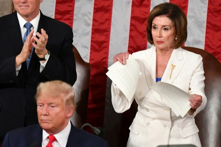 Pelosi kurz bevor sie Trumps Rede in der Luft zerreißt