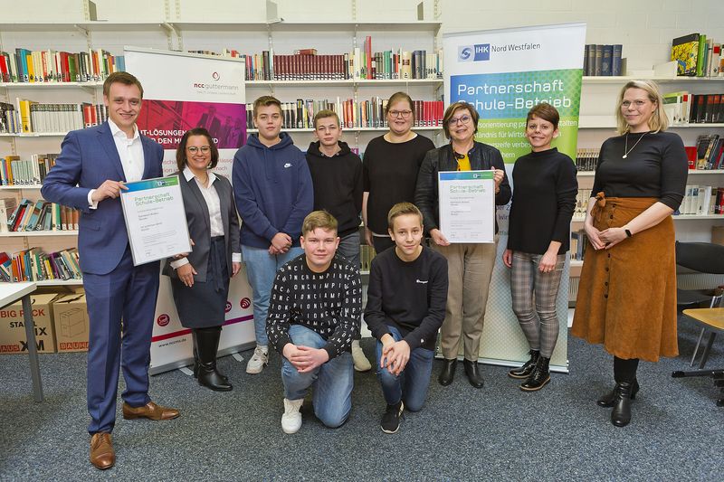 IHK-Projekt Partnerschaft Schule-Betrieb: (hinten v. l.) Alexander-Christian Surma und Miriam Rensmann von ncc guttermann, die Schüler Jonah Wöstmann und Jannes Kemper, Studien- und Berufswahlkoordinatorin Imke Ostholthoff, Schulleiterin Edith Verweyen-Hackmann, IHK-Projektmitarbeiterin Inna Gabler, Studien- und Berufswahlkoordinatorin Kathrin Rüsch sowie (vorne v. l.) die Schüler Jannick Blees und Alexander Hübschmann.