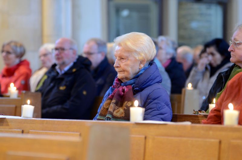 Friedensgebet: Viele Bürgerinnen und Bürger folgten dem Aufruf und setzten ein Zeichen für „ein friedliches Miteinander“ und „eine vielfältige und bunte Welt“.