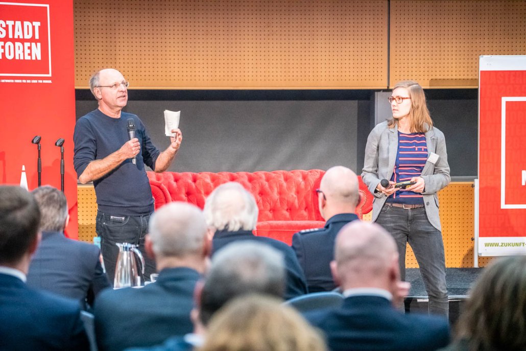 Weert Canzler (l.) und Merle Groneweg (r.) steuerten ihre Expertise bei. © Stadt Münster