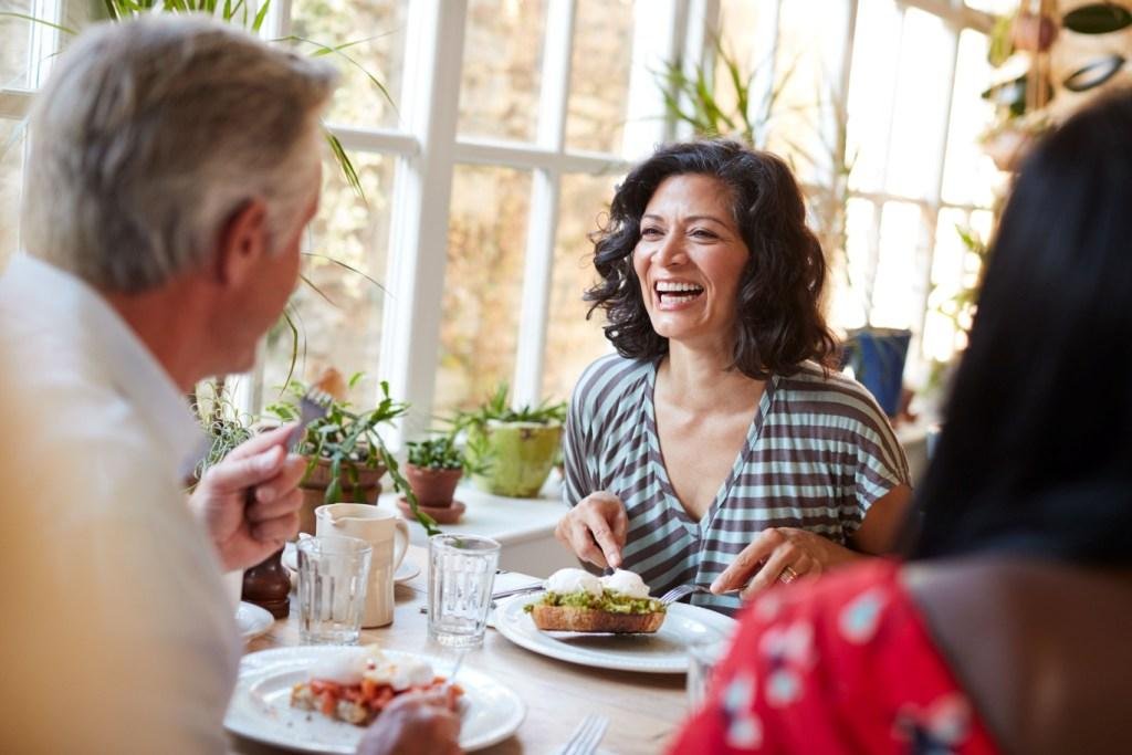 Leichte Kost statt schwerer Braten - das erleichtert dem Verdauungstrakt die Arbeit. Foto: djd/Sanofi/Dulcolax/Getty/iStockphoto