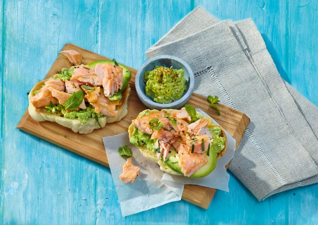 Frühlingshaft leicht und lecker genießen: Fisch gehört in jedem Fall dazu - zum Beispiel mit Lachs auf geröstetem Brioche mit Avocado und Minze. Foto: djd/COSTA Meeresspezialitäten