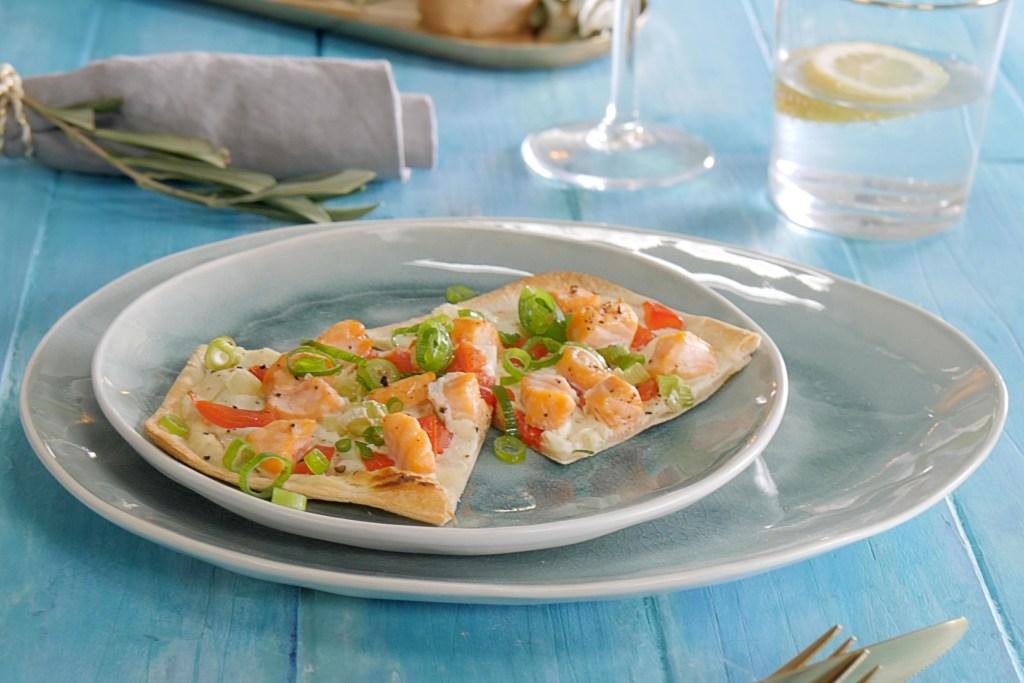 Kleine Flammkuchen mit Lachs - noch warm serviert - sind ein Highlight bei jedem Brunch. Foto: djd/COSTA Meeresspezialitäten