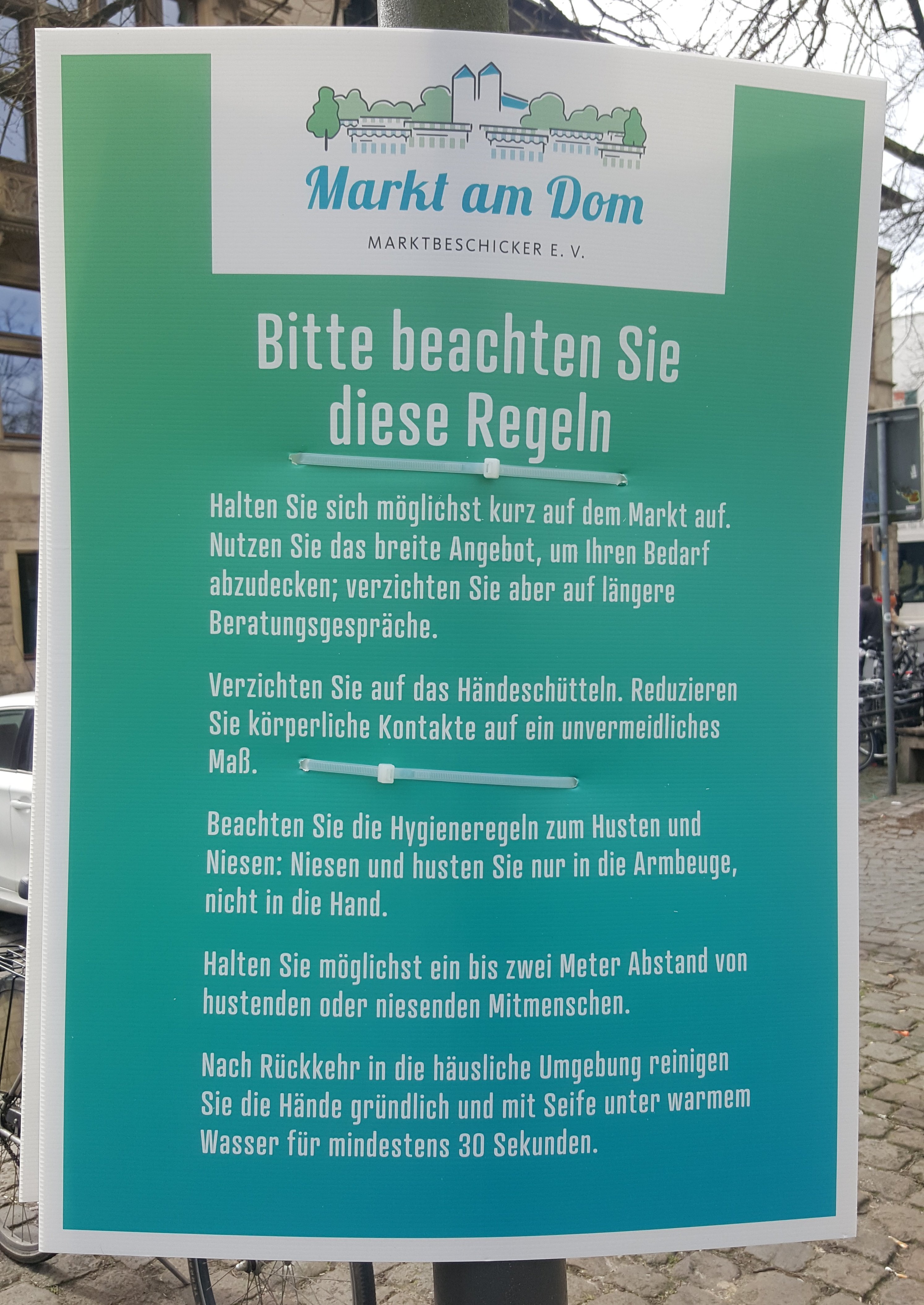 Die Besucher werden mit klaren Verhaltensregeln empfangen - Foto: Jörg Bockow