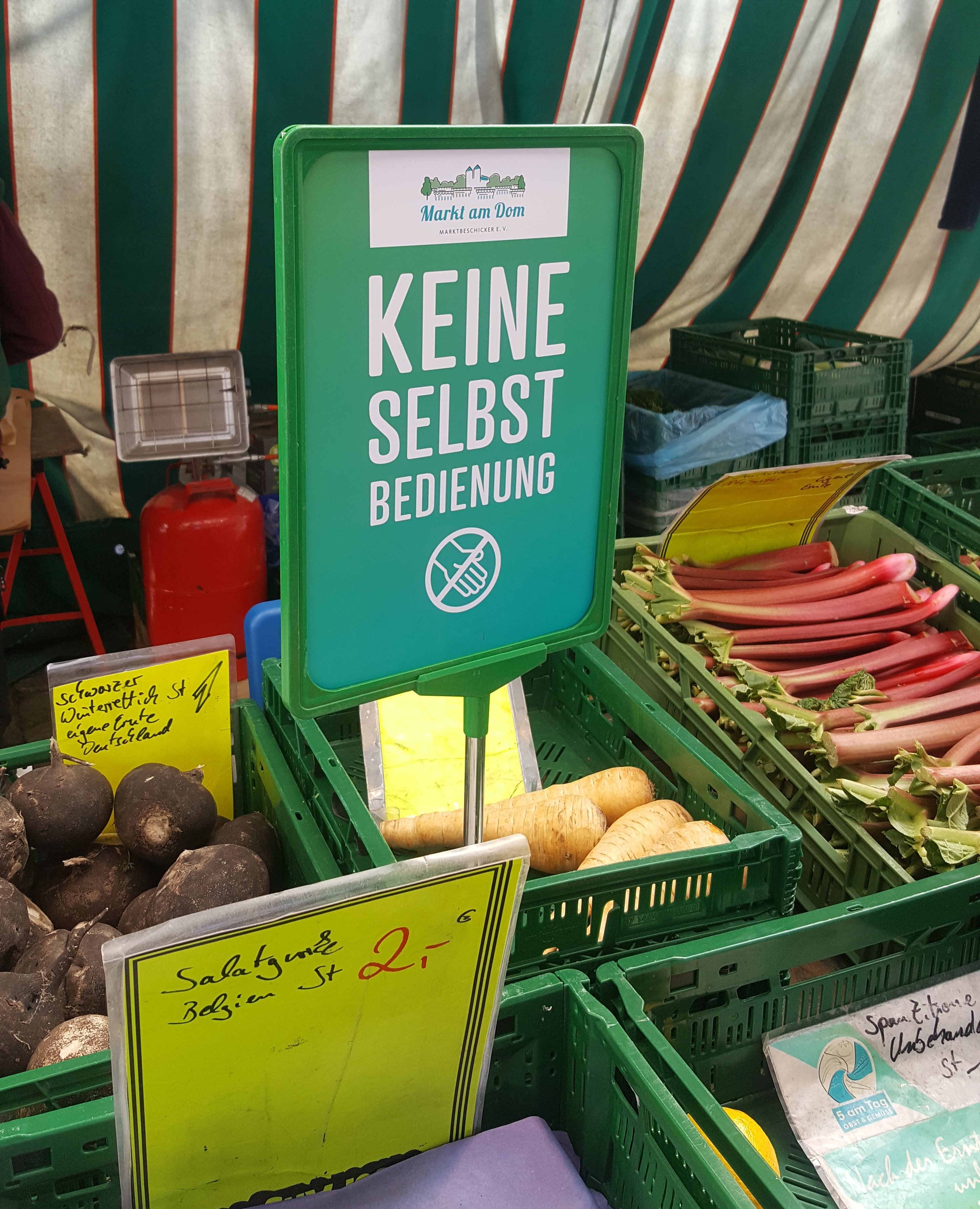 Die Kunden dürfen die Waren nicht mehr selber aussuchen - Foto: Jörg Bockow