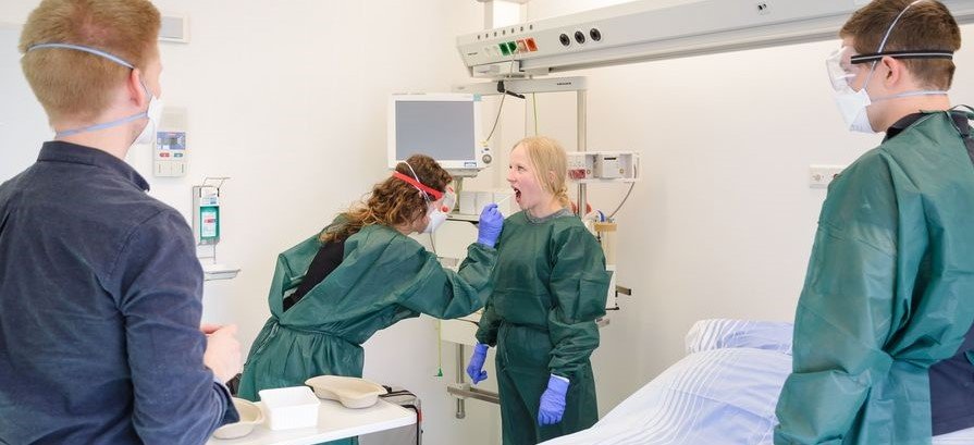 Ebenfalls ein Teil des MediCOVID-Trainings ist der tiefe Rachenabstrich (Foto: WWU/E. Wibberg)