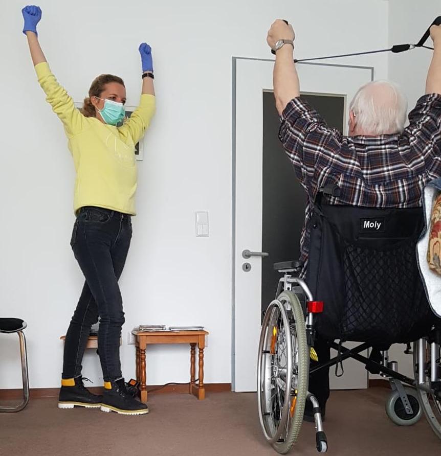 Bei einem Hausbesuch macht Physiotherapeutin Simone Cox ihrem Patienten jede Übung vor und ermutigt ihn - Foto: Simone Cox