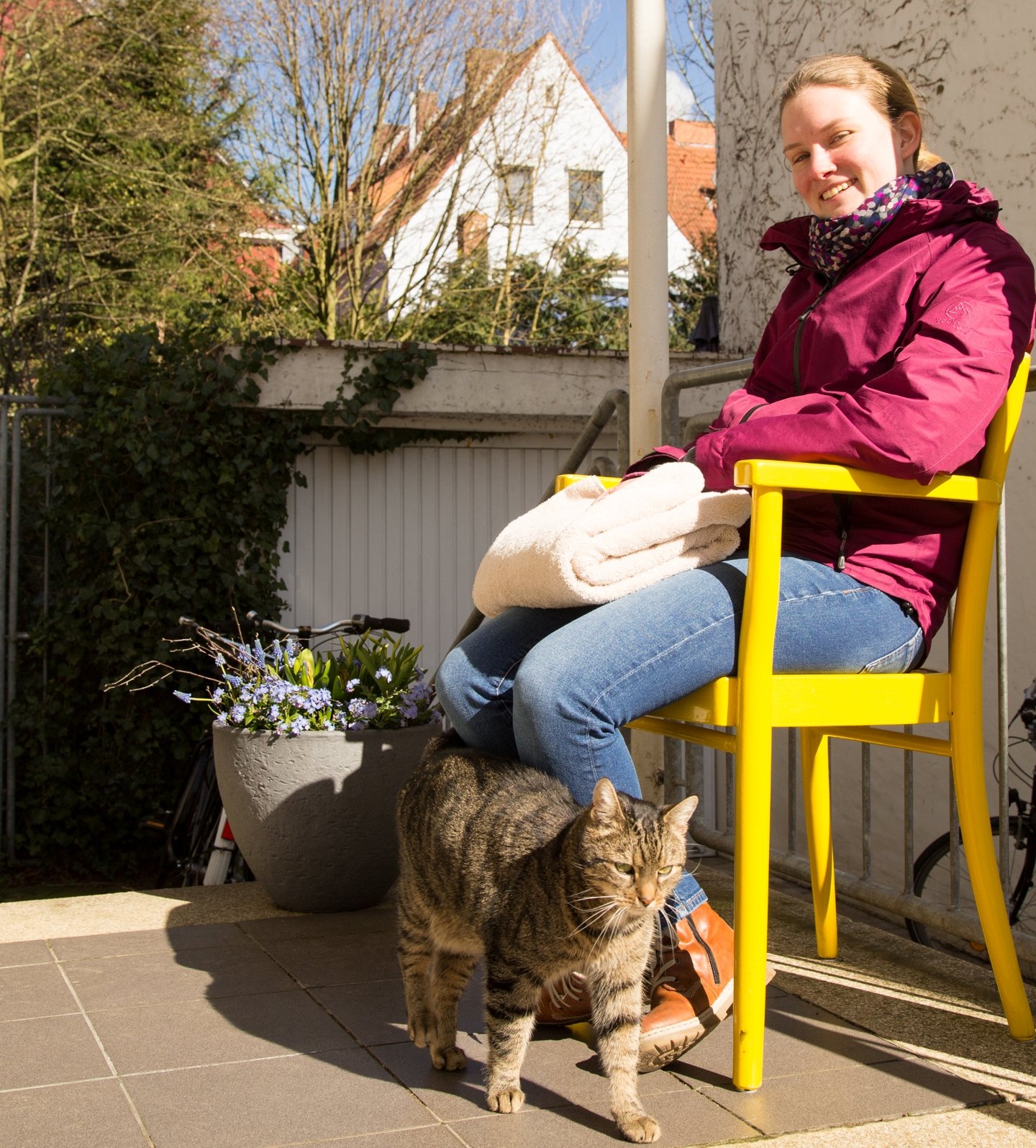 Platz an der Sonne: Bei schönem Wetter können die Patienten auch draußen warten - Foto: Anna Bless