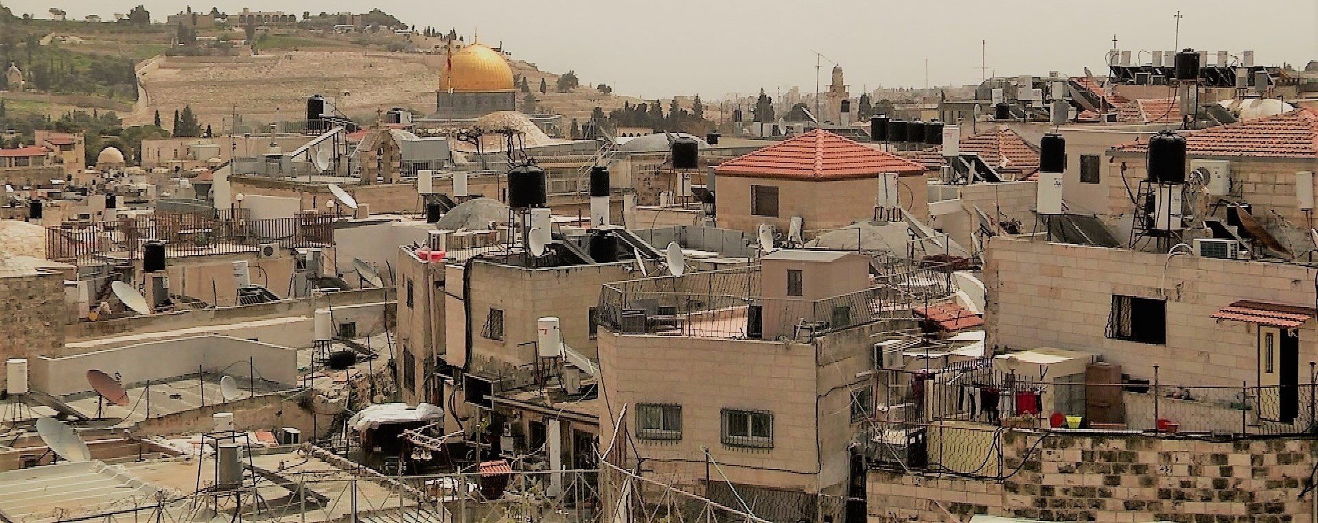 "Leeres Jerusalem": Blick auf das christliche Viertel der Jerusalemer Altstadt. Im Hintergrund mit goldener Kuppel der Felsendom. Rechtehinweis: ©  ZDF und Yaniv Shmueli.