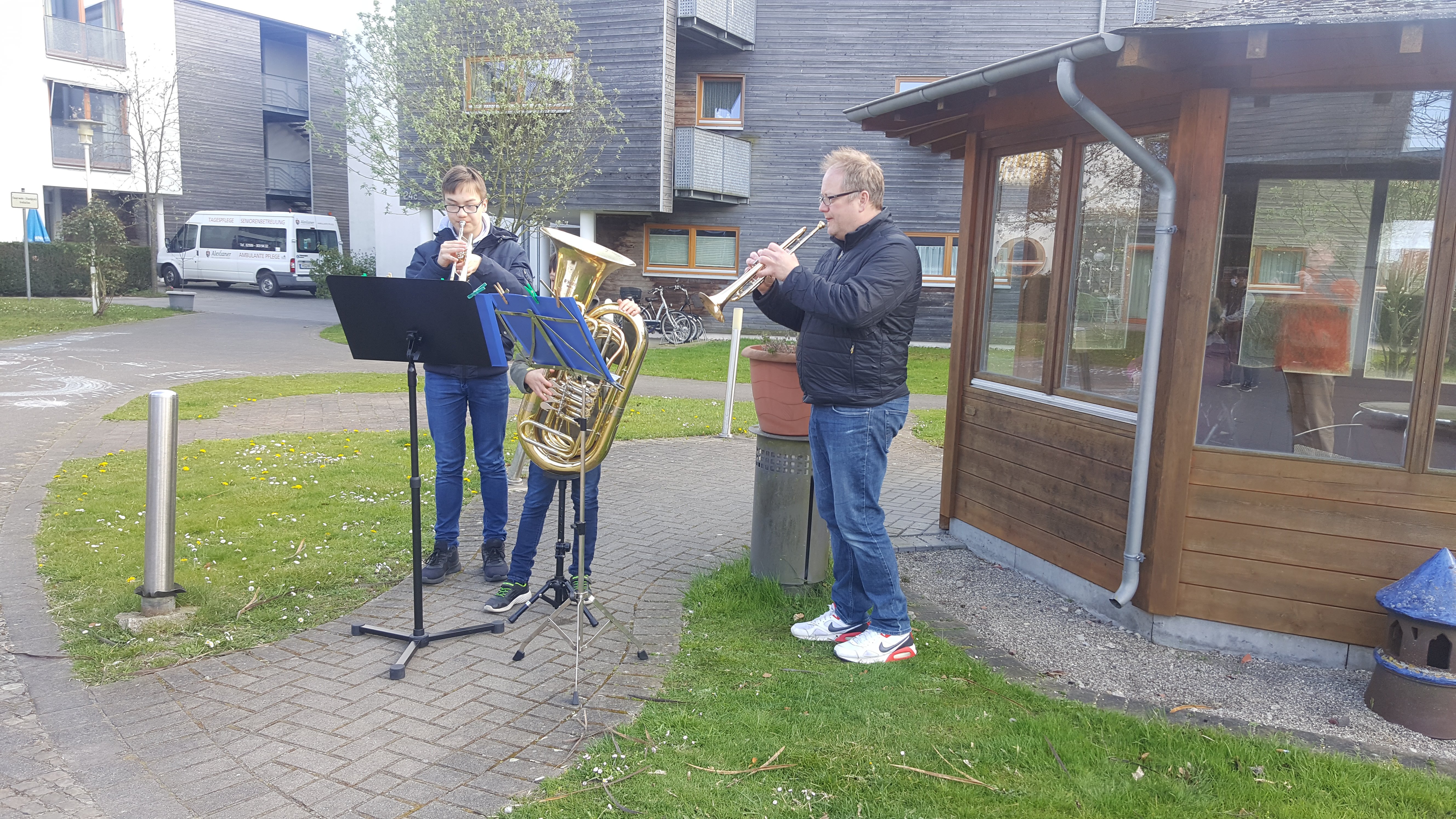 Gemeinschaftskonzert der Familie Sülberg: Trompeter Gernot Sülberg tritt vor dem Achatius-Haus in Wolbeck mit seinen Söhnen Leon und Emil auf - Foto: Jörg Bockow