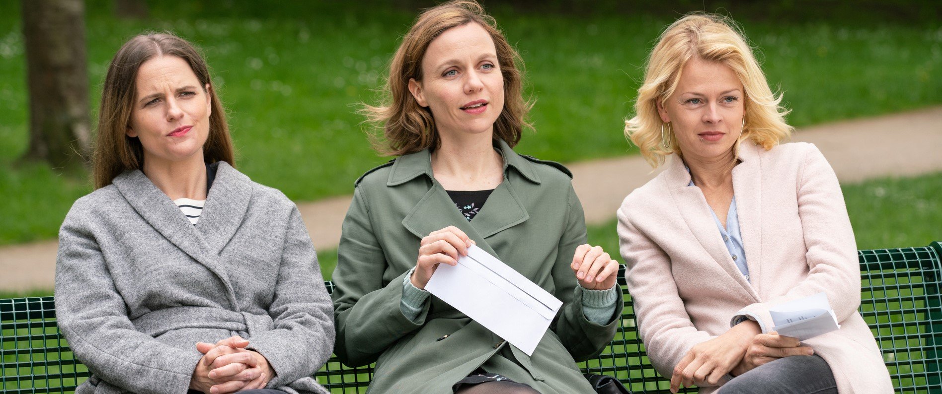 Ein ganz besonderes Trio: Ekkis Ex-Freundinnen Kerstin Buckebrede (Isabell Polak, l.), Silke Sestendrup (Nadja Becker, M.) und Tina Espenkotte (Isabell Gerschke, r.). ZDF/Thomas Kost