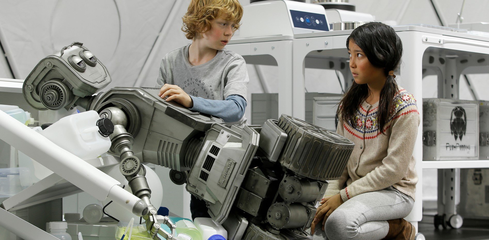 Tobbi (Arsseni Bultmann) und Nunu (Melina Mardini) müssen Robbi aus Sir Joshuas Labor retten, bevor dieser das Herz des kleinen Roboters verwursten kann. © ZDF und Tom Trambow.