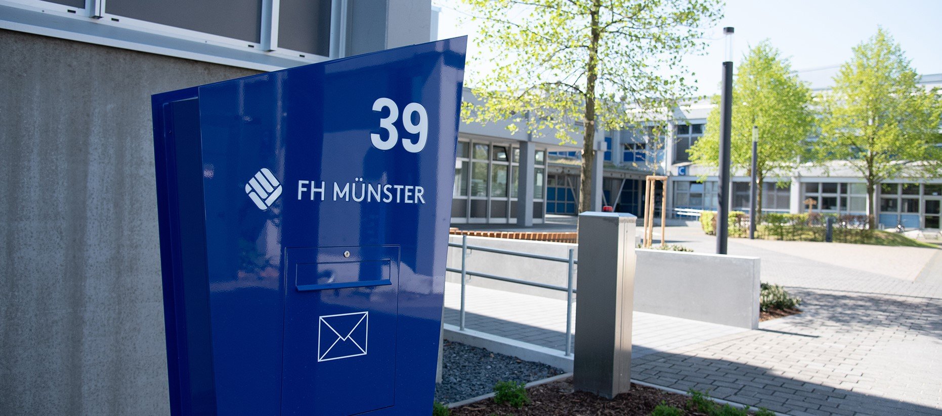 Auch der Briefkasten erstrahlt im neuen Glanz – und vermittelt einen ungefähren Eindruck, wie das neue Leitsystem auf dem Campus aussehen wird. (Foto: FH Münster/Katharina Kipp)