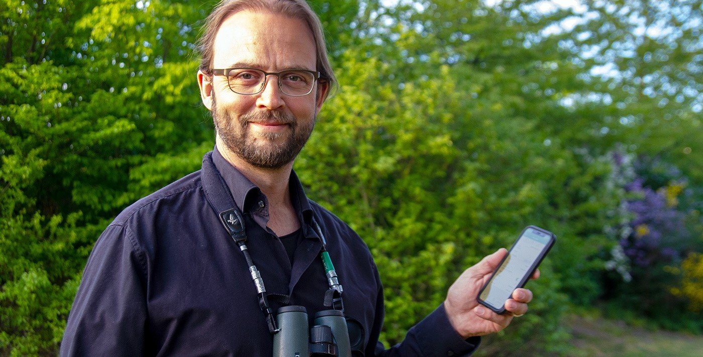 Museumsdirektor Dr. Jan Ole Kriegs beim Melden von Beobachtungen mit den Apps ObsMapp und iObs. Foto: LWL