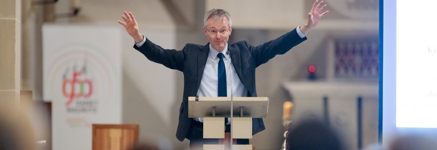 Voll in seinem Element: Prof. Dr. Norbert Köster bei einem Vortrag in der münsterschen Mauritzkirche über Kirchenbauten und deren Einordnung in den historischen Zusammenhang. © Foto: WWU – MünsterView