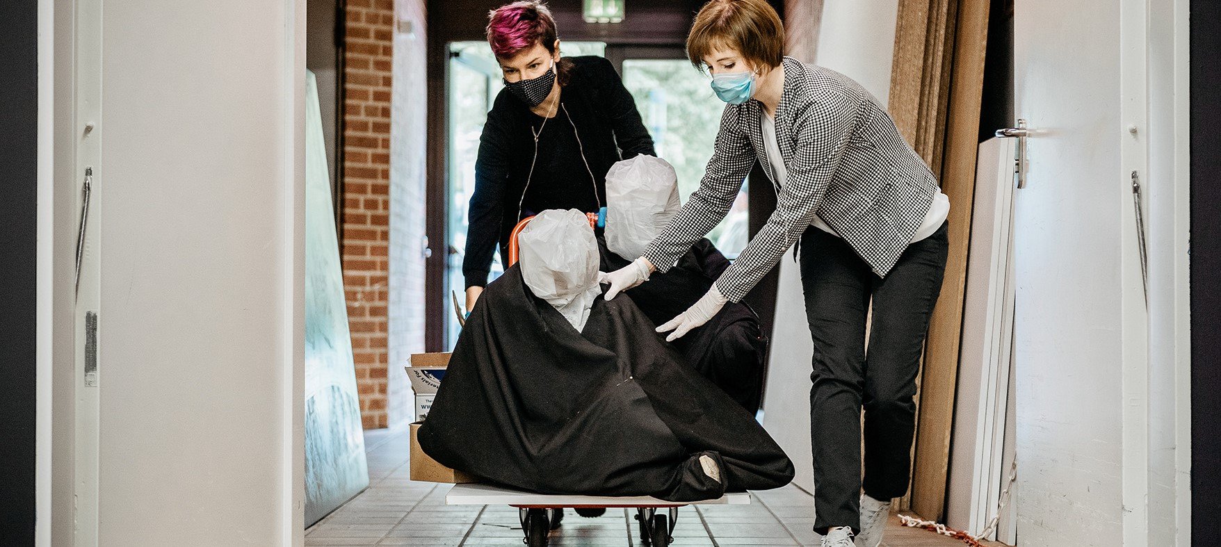 Kuratorin Lisa Klepfer (v.li..), Maskenbildnerin Lisa Büscher und Ausstellungsmacherin Dr. Hanna Rüschoff, freuen sich über die gelungene Darstellung der beiden weiblichen Figuren. Foto: LWL/Steinweg