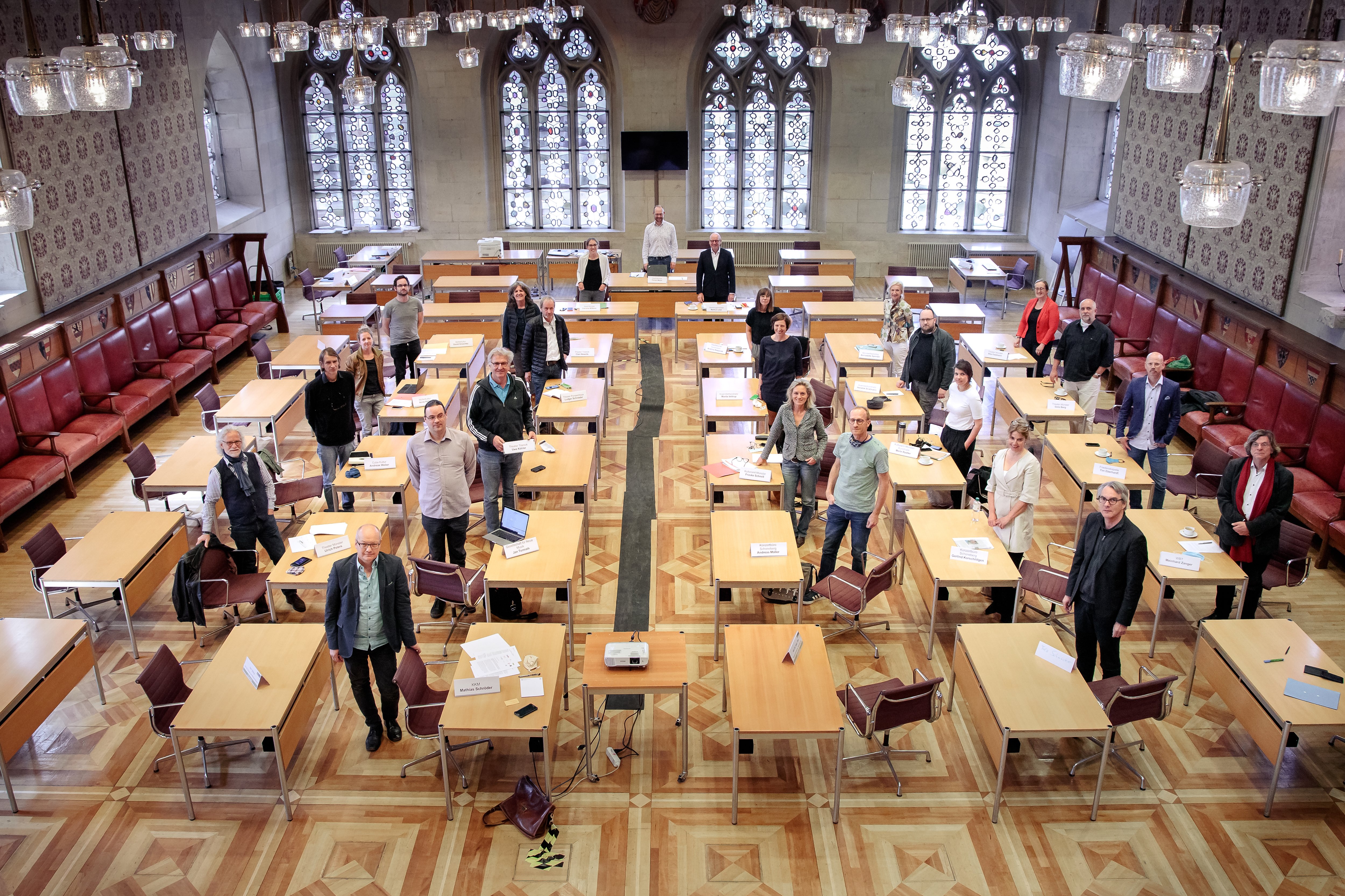 Foto: Münsters Kulturszene im Austausch mit Oberbürgermeister Markus Lewe und Kulturdezernentin Cornelia Wilkens. Der Rathausfestsaal bot ausreichend Abstand für den vorsorglichen Corona-Schutz. Foto: Presseamt Münster