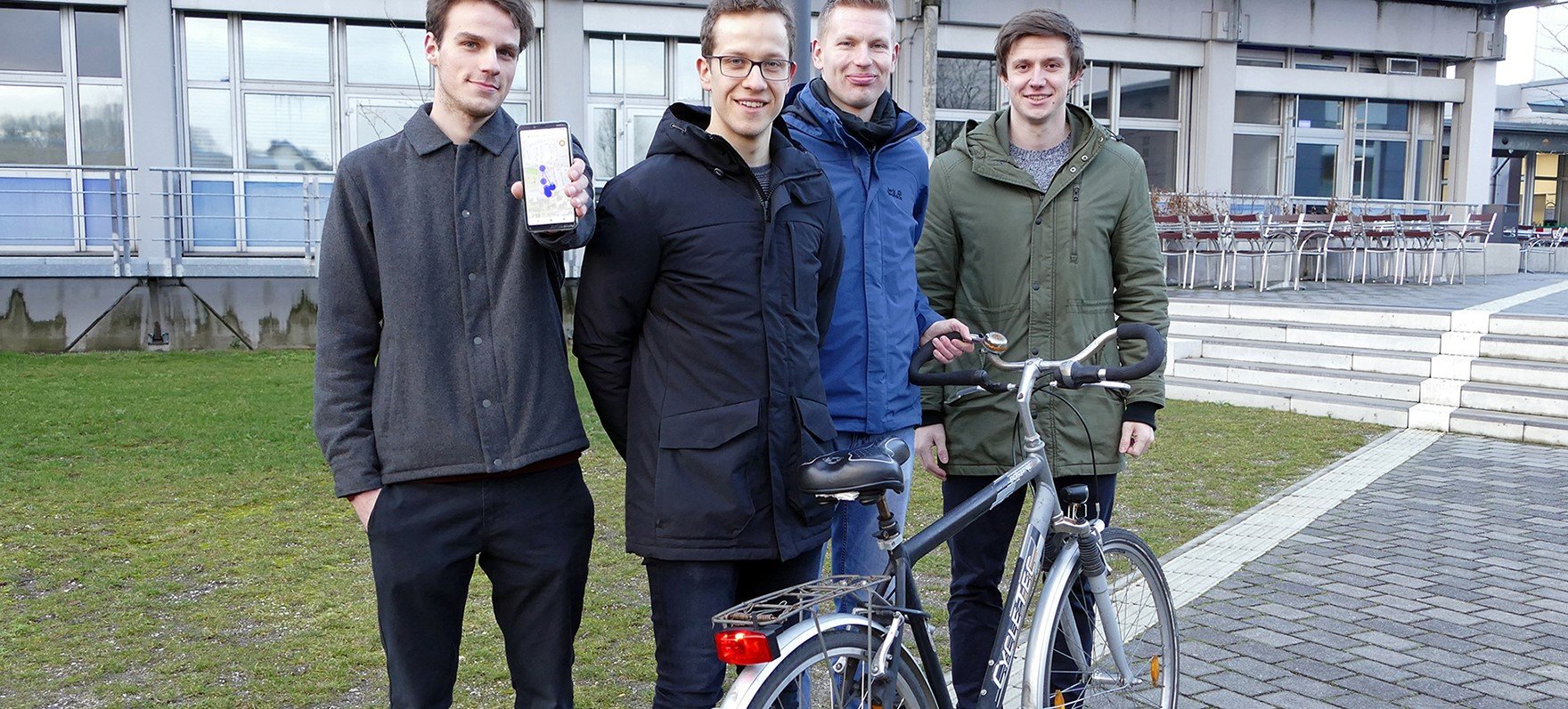 Felix Weissberg, Frank Lenfert, Christian Tapken und Simon Ebbers (v.l.) haben ein smartes Fahrradrücklicht mit Ortungssystem entwickelt. Das Foto ist entstanden, bevor die Schutzmaßnahmen zum Coronavirus kamen. (Foto: FH Münster/Jana Schiller)