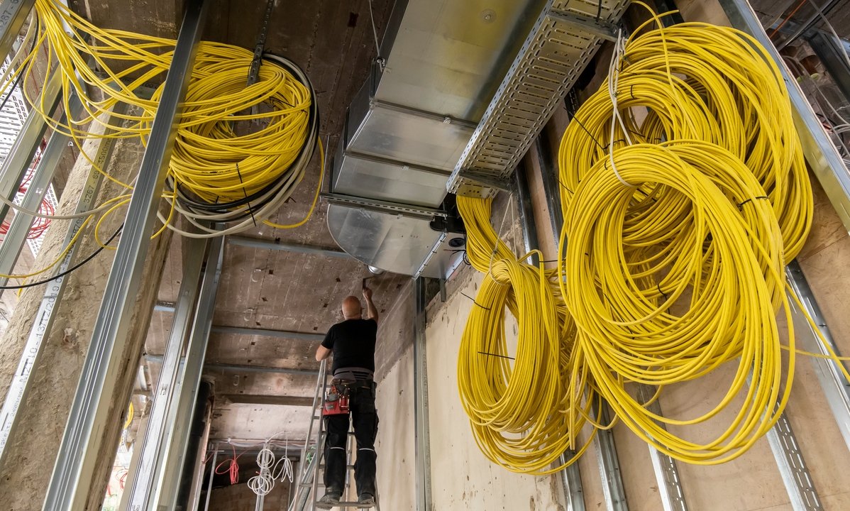 Auf der Stadthaus 1-Baustelle werden viele Meter Versorgungsleitungen verlegt - hier der Blick auf die  Datenleitungen im Erdgeschoss des neuen Bürgerservicezentrums.