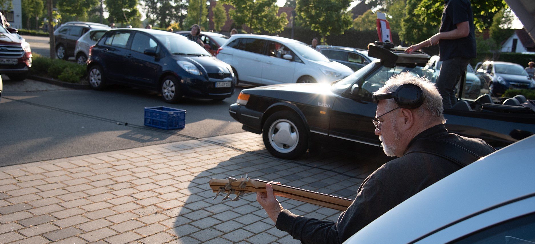 Mit dabei ist auch Gitarrenmusik. Die Autos sorgen für Sicherheitsabstand. (Foto: FH Münster/Katharina Kipp)