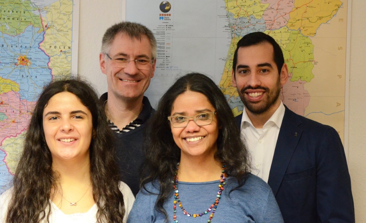 Diakon Ludger Schulten (2. von links) und sein Team bieten eine Sozialberatung auf Portugiesisch an. Auf dem Archivfoto fehlt Joana Carvalho. Foto: Bischöfliche Pressestelle / Gudrun Niewöhner