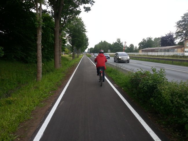 Zwei wesentliche Velorouten-Kriterien erfüllt der kombinierte Geh-/Radweg an der Warendorfer Straße bereits heute: eine glatte Oberfläche und eine beidseitige Fahrbahnrandmarkierung.