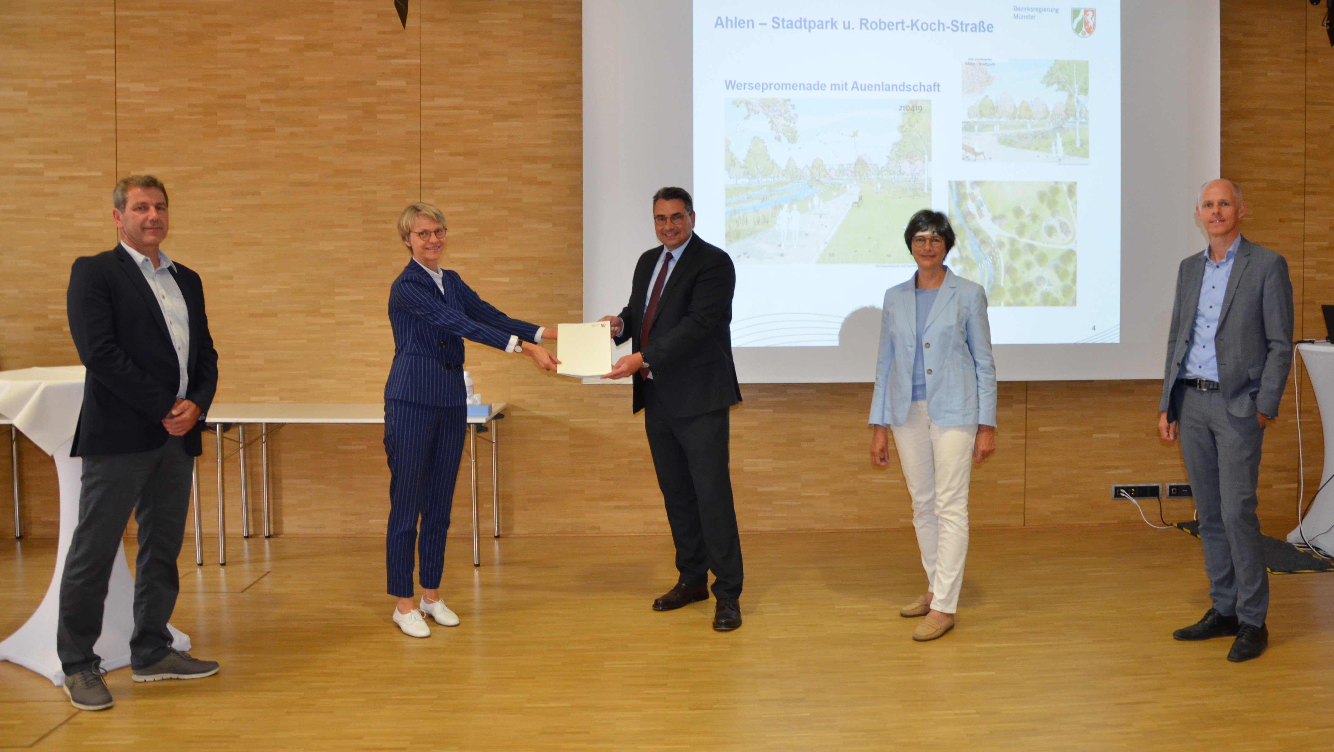 Städtebauförderbescheide für Ahlen übergeben: v.l. Helmut Nottenkämper, Regierungspräsidentin Dorothee Feller, Bürgermeister Dr. Alexander Berger, MdL Annette Watermann-Krass, Markus Gantefort