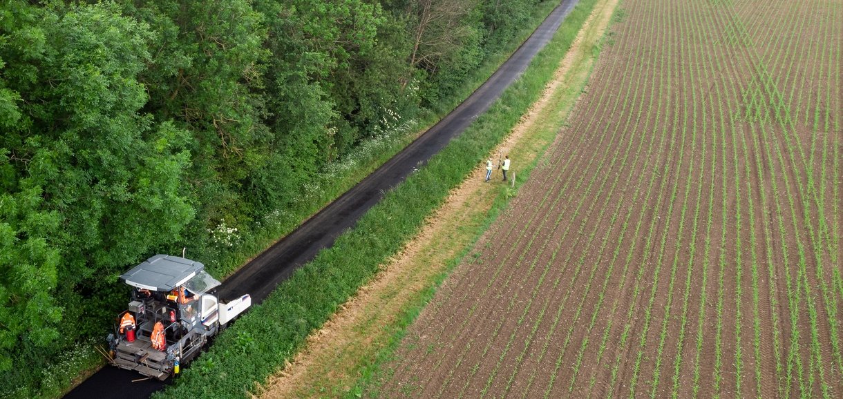 Hier Warmasphalt Hunebeckweg obiges Bild: Oliver Nohse (l., Eurovia) und Prof. Dr. Hans-Hermann Weßelborg (gelbe Weste) schlau über die neue Asphaltvariante. Alle Fotos: Eurovia