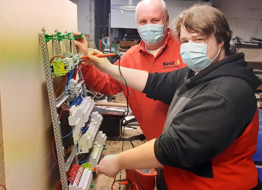 Peter Seel (Seel Elektrotechnik, Münster) sorgt dafür, dass die betrieblich Ausbildung von Johannes Gödeke aus Münster weiterläuft (v.l.). Foto: Seel Elektrotechnik