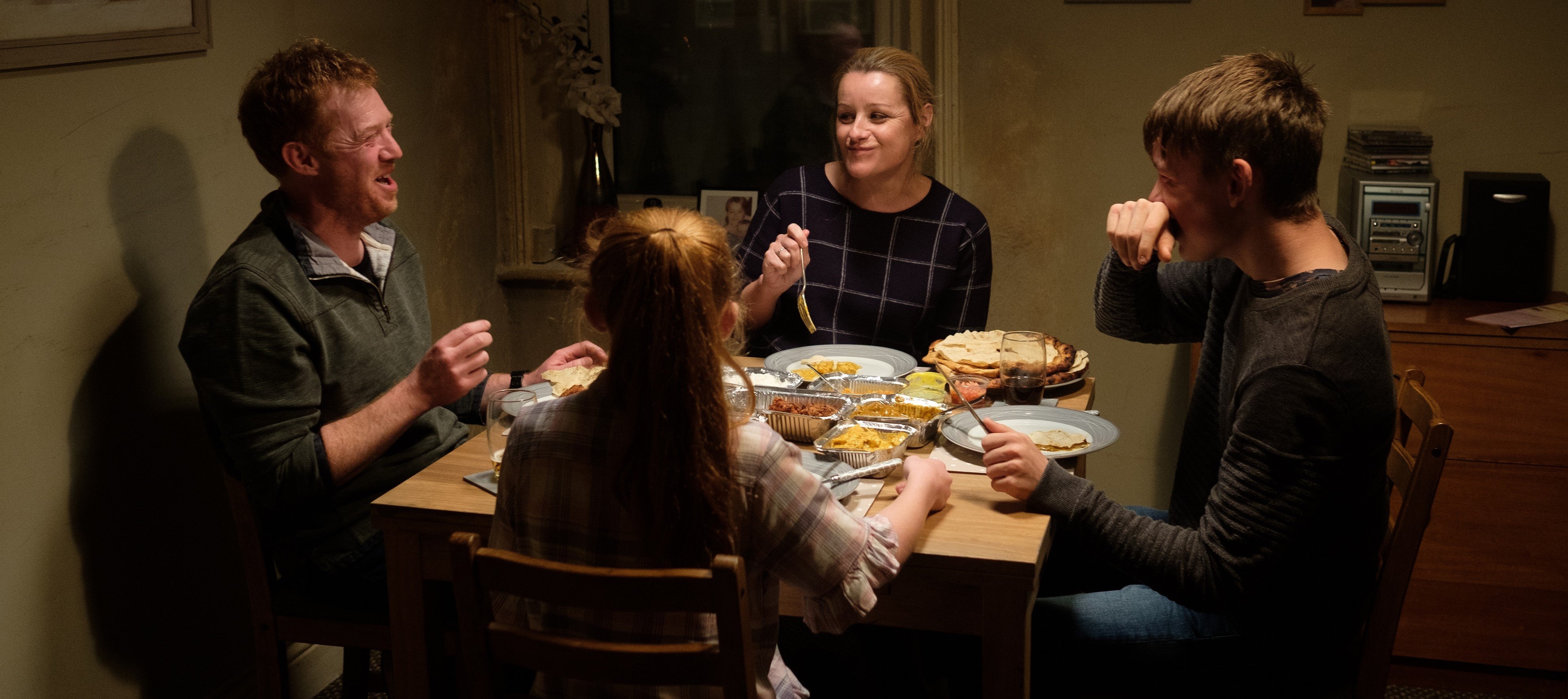 Die Turner-Familie beim Abendessen (v.l.): Ricky (Kris Hitchen), Liza Jane (Katie Proctor), Abby (Debbie Honeywood) und Seb (Rhys Stone). © JOSS BARRATT