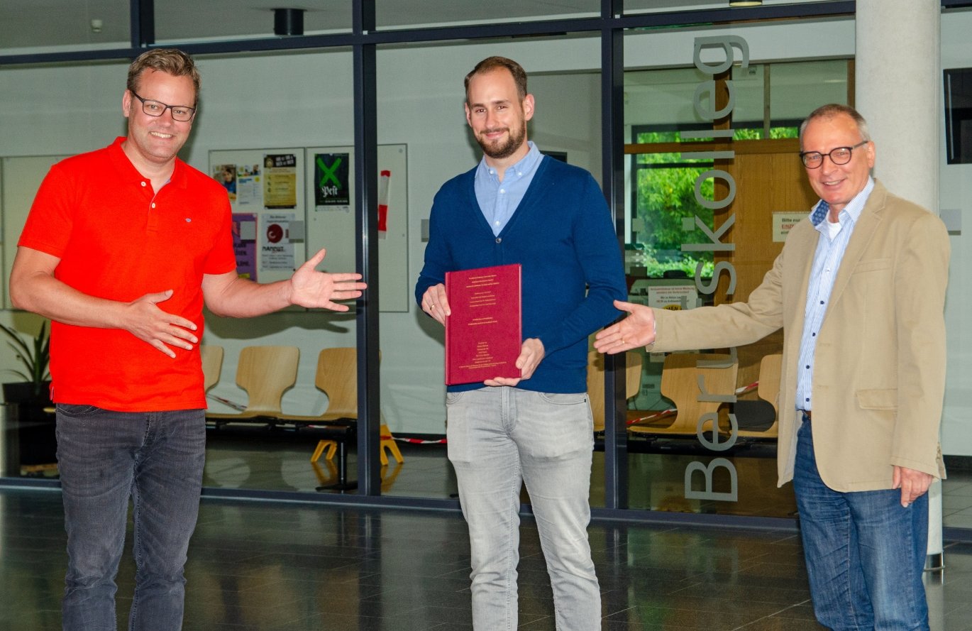 Der ehemalige Hospitant Thomas Mürmann (Mitte) stellte Schulleiter Jens Beckmann (links) und Schulseelsorger Johannes Gröger am Berufskolleg St. Michael in Ahlen seine Masterarbeit zum Thema „Firmung in der Schule“ vor. Foto: Bischöfliche Pressestelle/Ann-Christin Ladermann