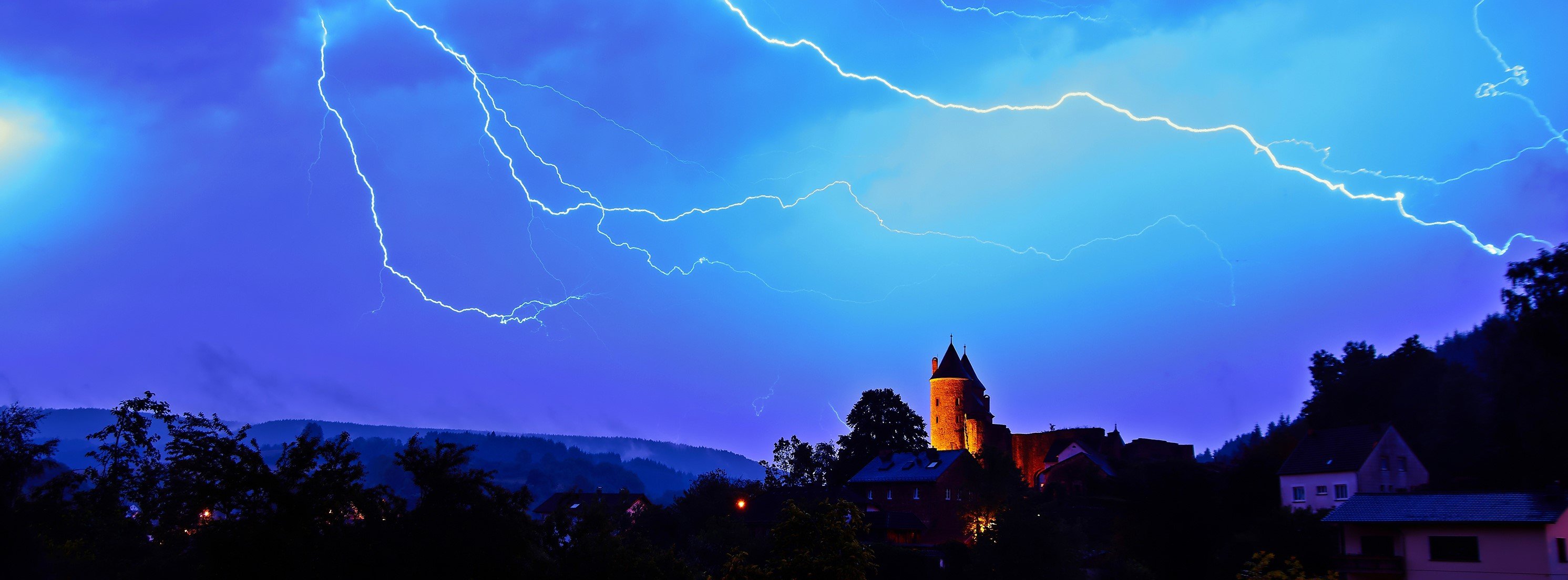 Von Mai bis August erhellen insgesamt etwa zwei bis drei Millionen Blitze den Himmel. Quelle: WetterOnline