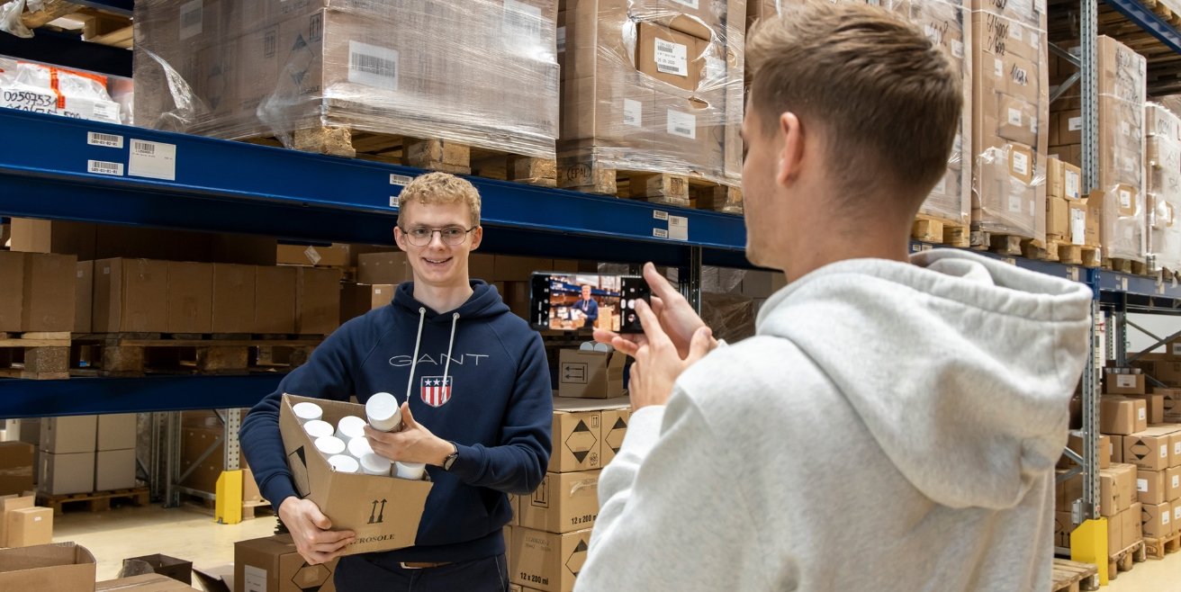 Blick hinter die Kulissen: Alexander Wallfahrt (l.) und Timon Steigerwald, Azubis bei der Weicon GmbH, geben auf dem Instagram-Kanal der IHK Einblicke in ihre Ausbildung.  Foto oben: Botschafter für Ausbildung: Die angehenden Industriekaufmän-ner Timon Steigerwald (l.) und Alexander Wallfahrt berichten auf dem Instagram-Kanal der IHK über ihre Ausbildung beim Münsteraner Unternehmen Weicon.