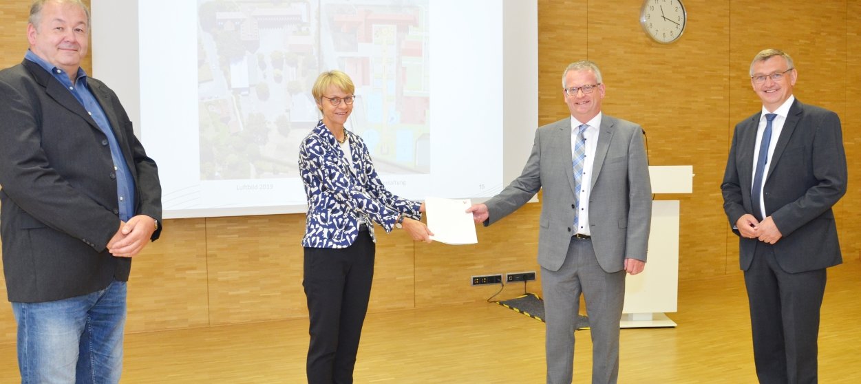 Bildzeile: Förderbescheide übergeben: v.l. Ulrich von Bruchhausen (Bezirksregierung Münster), Regierungspräsidentin Dorothee Feller, 1. Beigeordneter Martin Tesing und Landtagsabgeordneter Wilhelm Korth.  Bildquelle: Bezirksregierung Münster