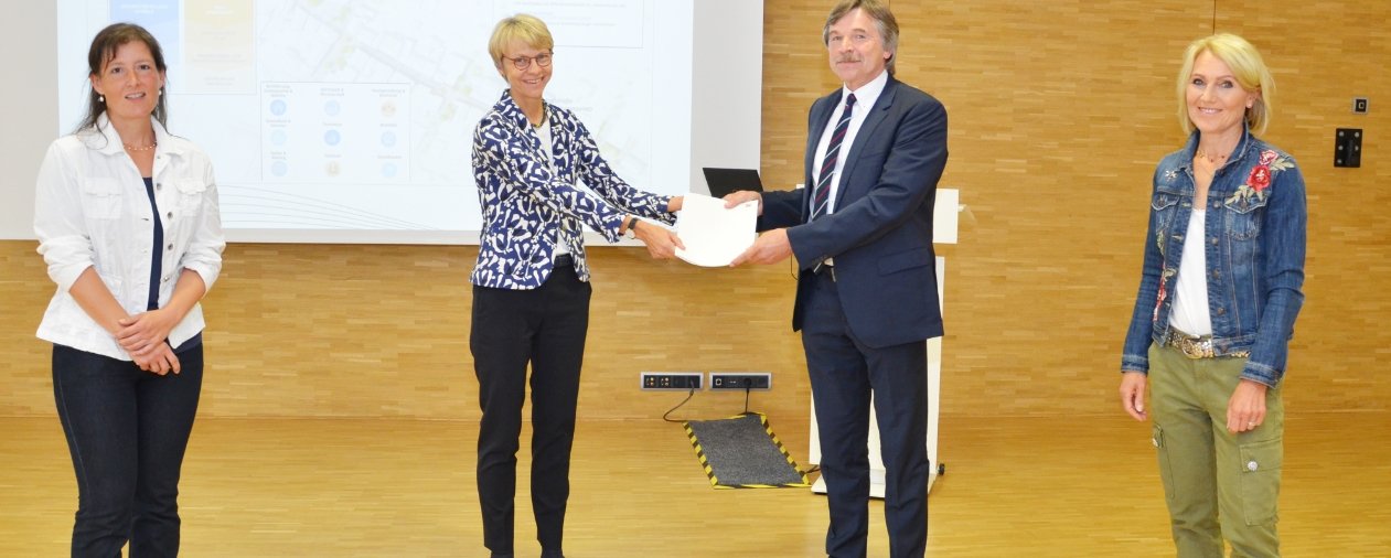 Förderbescheide übergeben: v.l. Diana Löffelmann (Bezirksregierung Münster), Regierungspräsidentin Dorothee Feller, Bürgermeister Wilhelm Möhrke und Fachdienstleiterin Anke Brüning  Bildquelle: Bezirksregierung Münster