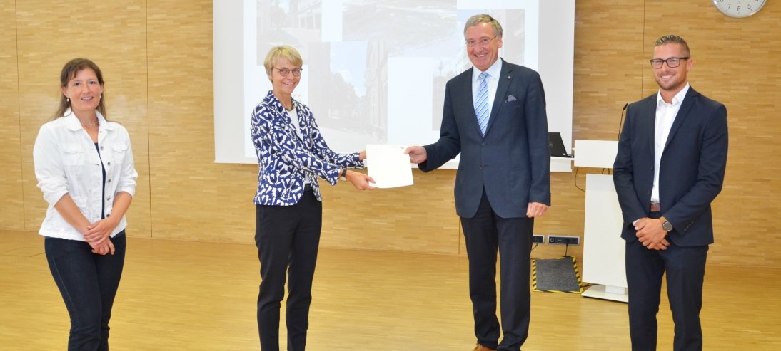 Bildzeile: Förderbescheide übergeben: v.l. Diana Löffelmann (Bezirksregierung Münster), Regierungspräsidentin Dorothee Feller, Bürgermeister Georg Moenikes, Fördermanager Joscha Blum.  Bildquelle: Bezirksregierung Münster