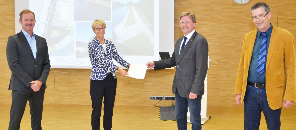 Förderbescheide übergeben: v.l. Alfons Krause (Bezirksregierung Münster), Regierungspräsidentin Dorothee Feller, Kämmerer Walter Hauschopp und Tiefbau-Leiter Klaus Mende.  Bildquelle: Bezirksregierung Münster