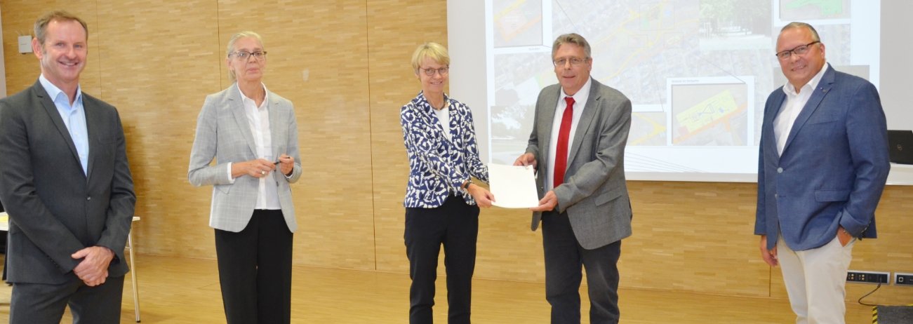 Förderbescheide übergeben: v.l. Alfons Krause (Bezirksregierung Münster), Grünflächenbeauftragte Michaela Hesselmann, Regierungspräsidentin Dorothee Feller, stellvertretender Bürgermeister Ulrich Meick und Landtagsabgeordneter Josef Hovenjürgen  Bildquelle: Bezirksregierung Münster