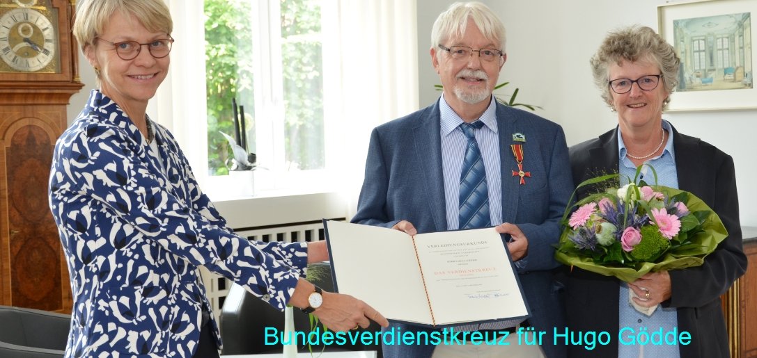 Bei der Verleihung des Bundesverdienstkreuzes an Hugo Gödde: v.l. Regierungspräsidentin Dorothee Feller, Hugo Gödde und seine Ehefrau Barbara Helberg-Gödde.  Bildquelle: Bezirksregierung Münster