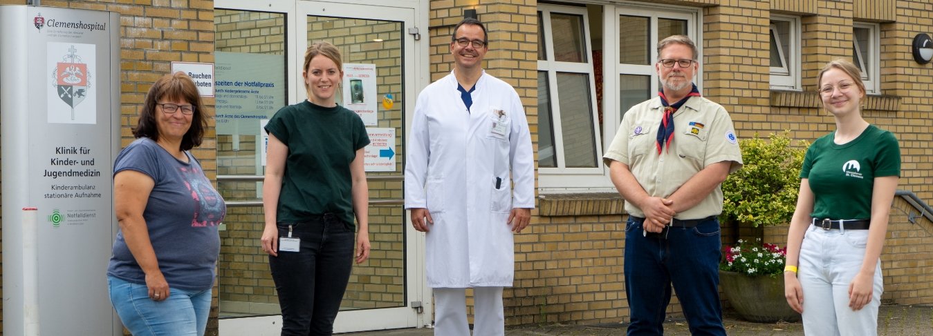 Martina Lewin, Sabrina Schulz, Chefarzt Dr. Otfried Debus, Kai Fenge und Nina Jürgenschellert (v.l.) während der Spendenübergabe für das Pelikanhaus.