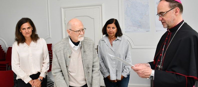 Verleihung – Begleitet von seinen Töchtern Judith Küsters (links) und Katja Mönnings erhielt Paul Gerhard Küsters die Paulusplakette von Weihbischof Rolf Lohmann (rechts). (Foto: Bischöfliche Pressestelle / Christian Breuer)