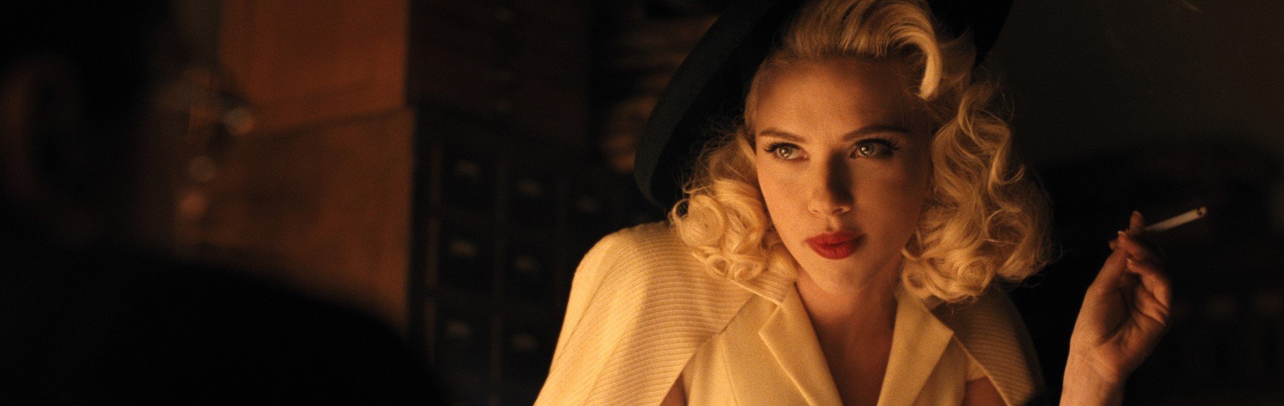 "Hail, Caesar!": DeeAnna Moran (Scarlett Johansson) hält eine Zigarette in der Hand und sieht lasziv zur Seite. ©ZDF und Alison Rosa.