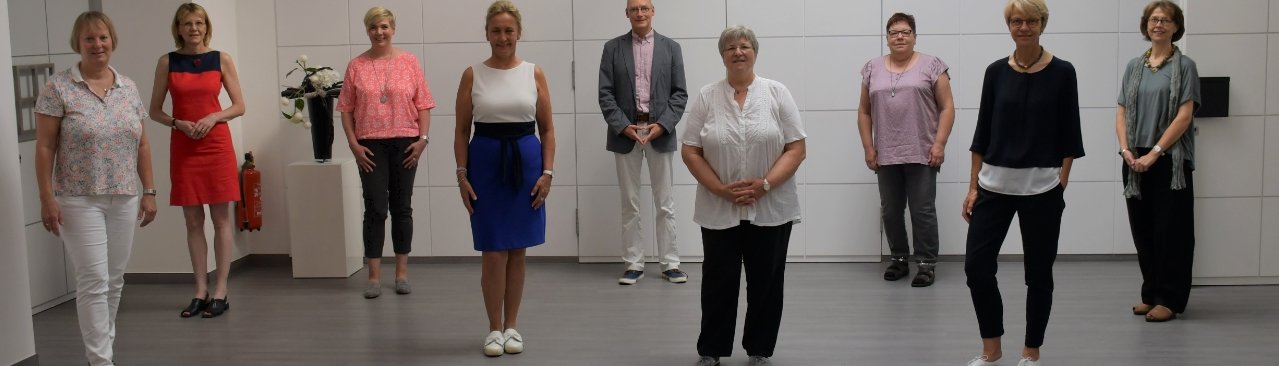 Feierstunde mit Abstand und fünffacher Ehrung (v.l.): Claudia Meier-Bongartz, Personalratsvorsitzende Gudrun Hüttermann, Elisabeth Schlierkamp, Heike Espenkott, Schwerbehindertenvertreter Gerd Bisschoff, Gabriele Nimmscholz, Beate Rupp, Regierungspräsidentin Dorothee Feller und Personalhauptdezernentin Christiane Wienströer