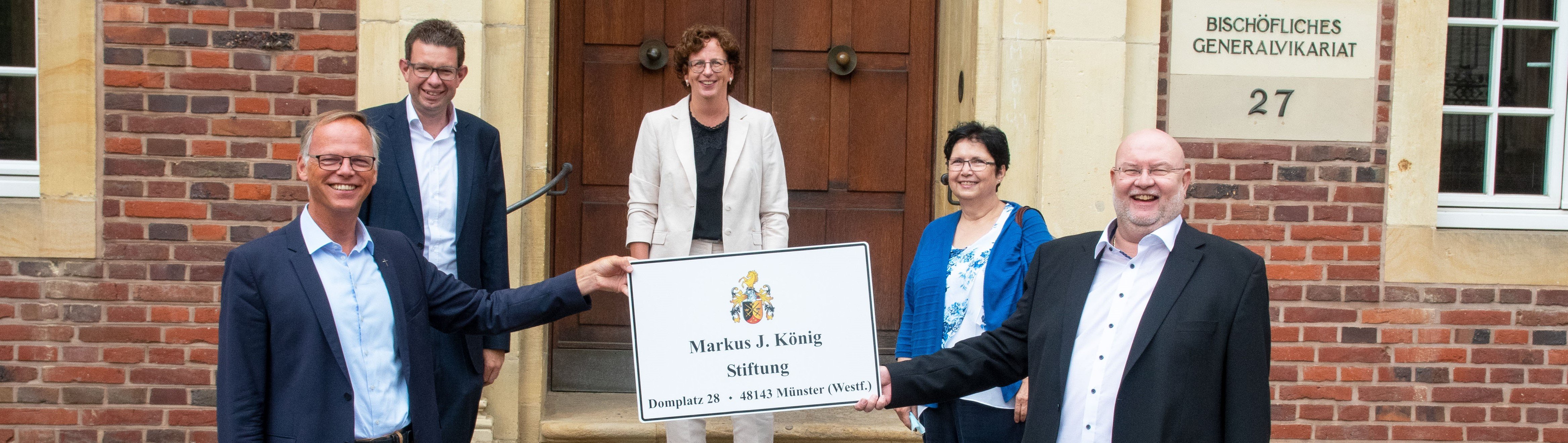 Über die neu errichtete „Markus-J.-König-Stiftung“ freuen sich (von links) Generalvikar Dr. Klaus Winterkamp, Stiftungsbeauftragter Christian Meyer, Gisela Niehues (Referat Tageseinrichtungen für Kinder) sowie Stifter Markus J. König (rechts) und seine Lebensgefährtin Christa Kloene.