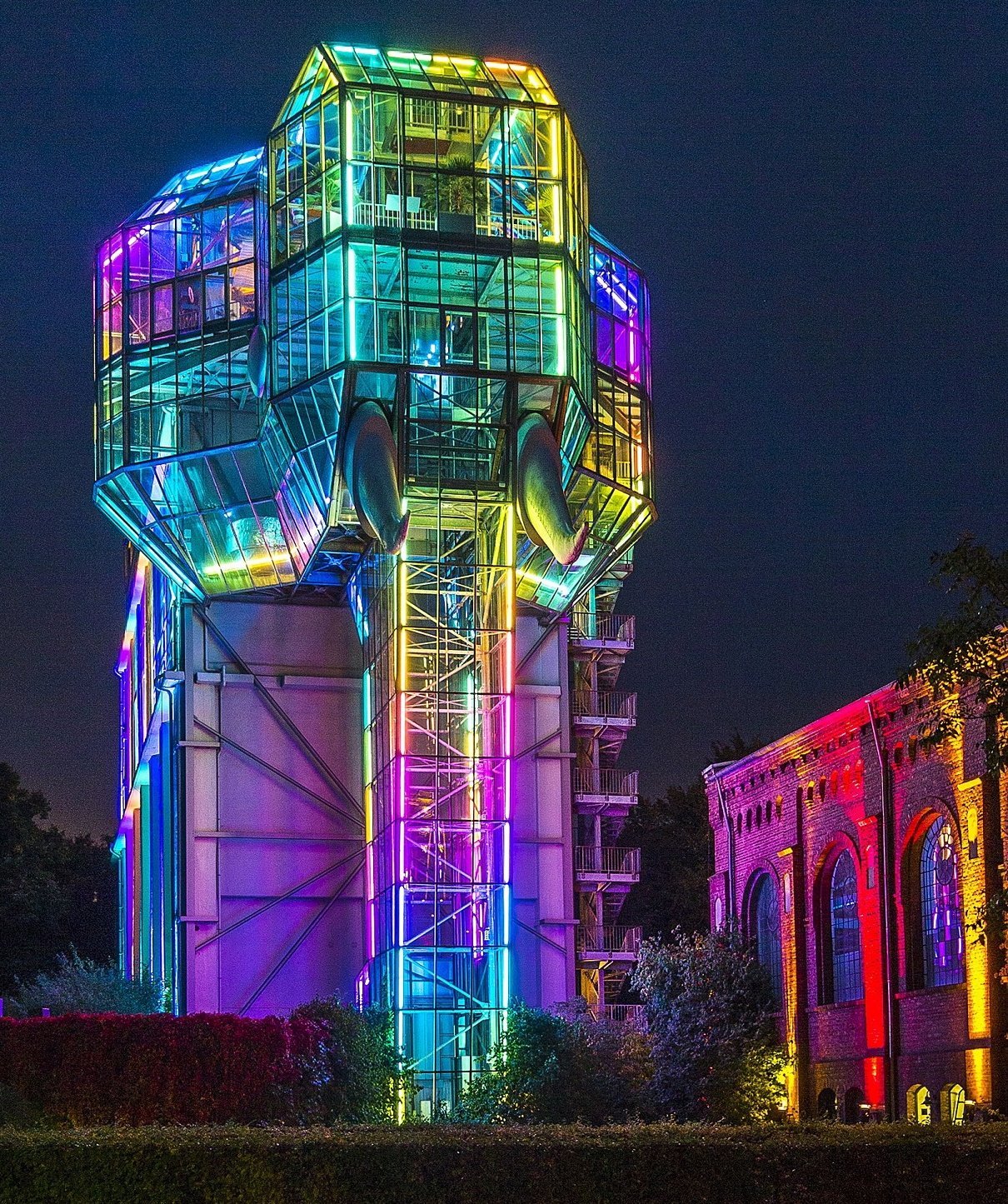 Vor allem der Glaselefant als Wahrzeichen des Maxiparks erhält durch kunstreiche Beleuchtung eine ganz besondere Wirkung (Foto: Tho rsten Hübner, Maxipark)