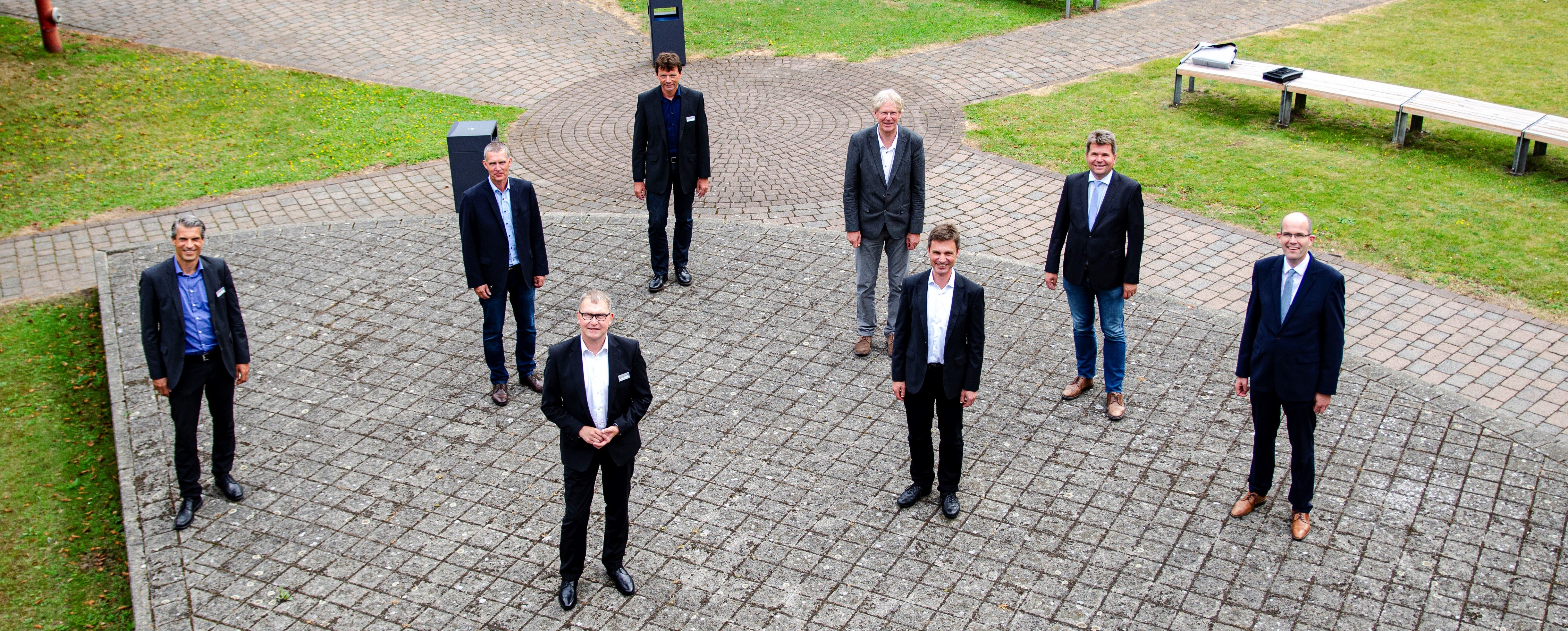 Zum Gruppenfoto mit Abstand trafen sich (1. Reihe v.l.) Frank Renner (BLB), Markus Vieth (BLB), Matthias Dieler (FH Münster), Guido Brebaum (FH Münster) und (2. Reihe v.l.) Andre Müller (FH Münster), Rainer Leuders (BLB), Hans Schröder (Stadt Steinfurt) und Carsten Rehers (Kreis Steinfurt). (Foto: FH Münster/Frederik Tebbe)