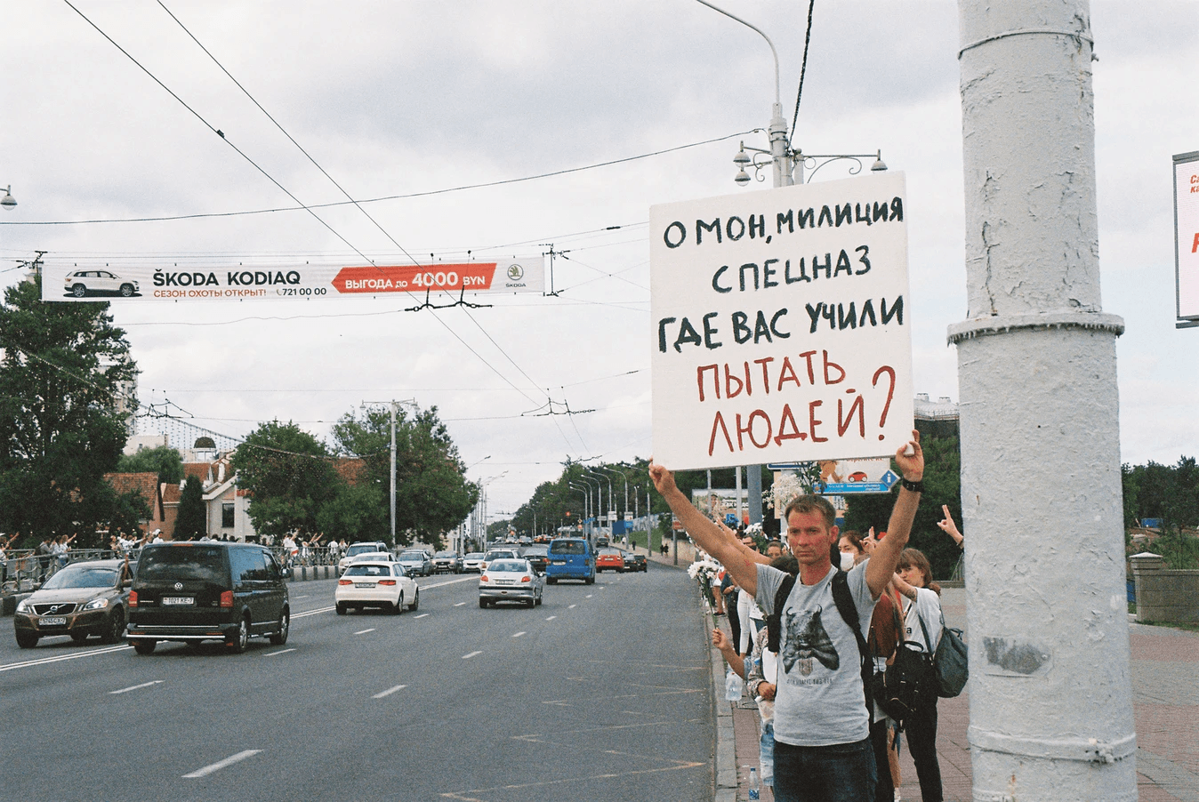 Belarus - Demonstrant klagt die Sicherheitskräfte der Folter an.