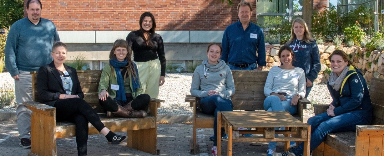 Die Teilnehmerinnen und Teilnehmer der Fortbildung mit ihren Referentinnen und Referenten Maximiliane Decker (rechts), Hannah Lemli (3. von rechts) und Stephan Bommes (4. von rechts).  Foto: Bischöfliche Pressestelle/Ann-Christin Ladermann